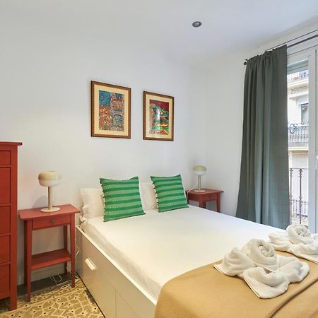 64 Apartment In A Typical Barcelona'S Old Building Exterior foto