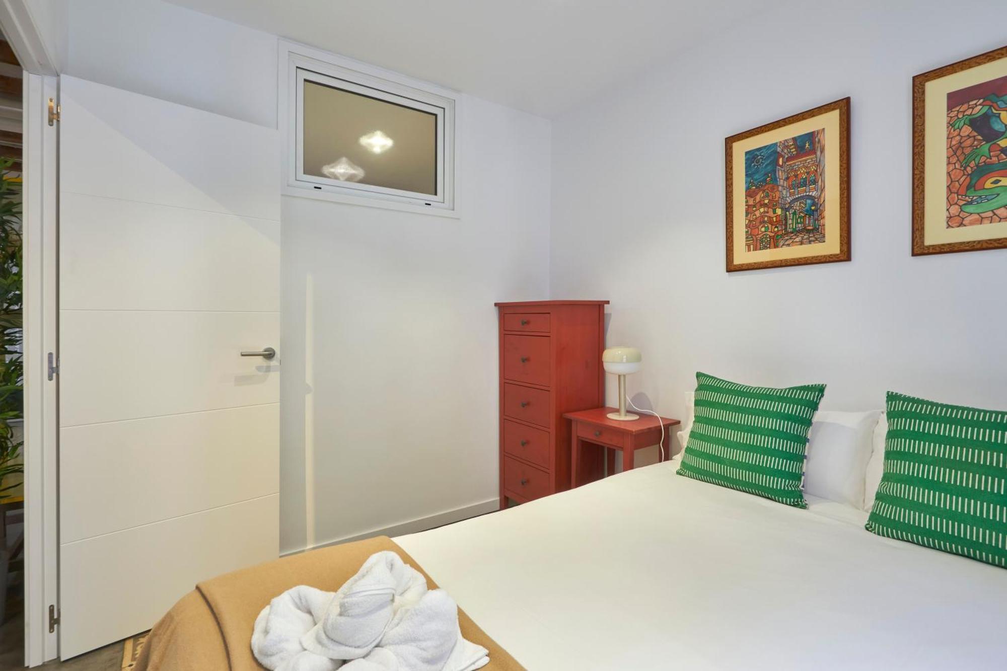 64 Apartment In A Typical Barcelona'S Old Building Exterior foto